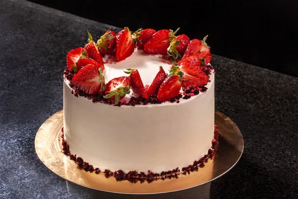 Τσιζκέικ με φράουλες. Τούρτα διακοσμημένη με φράουλες. Πεντανόστιμο Τσιζ-Κέικ διακοσμημένο με φρέσκες φράουλες. — Φωτογραφία Αρχείου