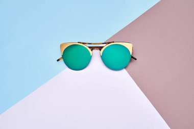 En az tarzı. Minimalist moda fotoğrafçılığı. Moda yaz önümüzdeki kavramdır. Renkli arka plan üzerinde güneş gözlüğü