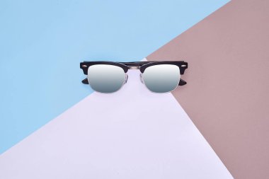 En az tarzı. Minimalist moda fotoğrafçılığı. Moda yaz önümüzdeki kavramdır. Renkli arka plan üzerinde güneş gözlüğü