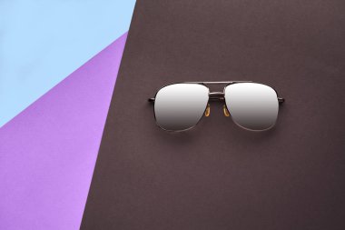 En az tarzı. Minimalist moda fotoğrafçılığı. Moda yaz önümüzdeki kavramdır. Renkli arka plan üzerinde güneş gözlüğü