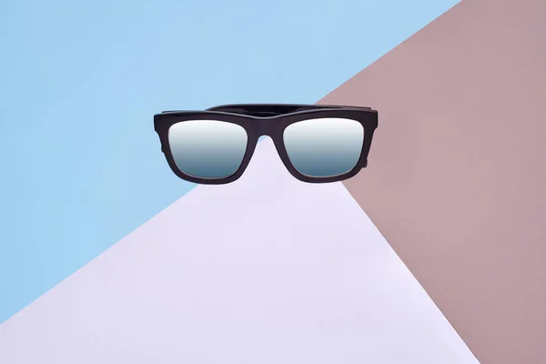 Minimal style. Minimalist Fashion photography. Fashion summer is coming concept. Sunglasses on a colorful background — Stock Photo, Image