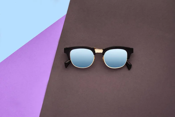 Estilo mínimo. Fotografía minimalista de moda. El verano de la moda viene concepto. Gafas de sol sobre un fondo colorido —  Fotos de Stock