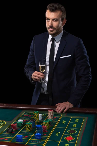 Spieler-Einsätze am Roulette-Tisch. Risikofreude beim Glücksspiel — Stockfoto