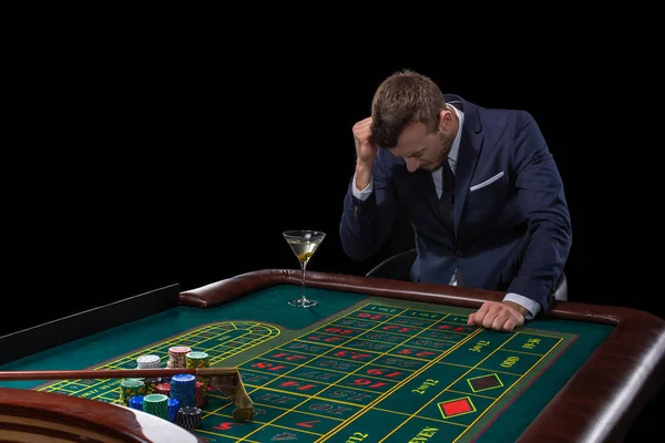 Sázky gambler hraje na ruletového stolu. Riskantní zábavy hazardních her — Stock fotografie