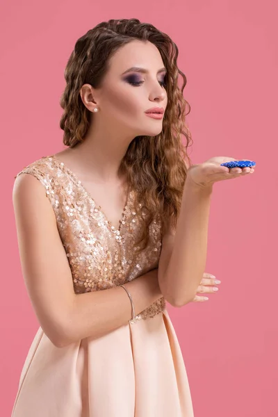 Schöne junge Frau mit Casino-Chips auf rosa Hintergrund — Stockfoto