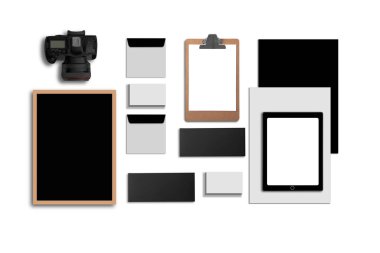 Boş kurumsal kimliği üzerinde beyaz izole ayarlayın. Kartvizit, klasör, tablet Pc, zarflar, a4 antetli, dizüstü bilgisayarlar, flaş, kalem, cd disk ve akıllı telefonlar oluşur.