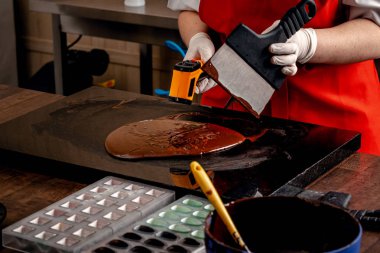 Siyah tasarımcı şeker adım adım hazırlanması. Çikolata sır dekorasyonları şeker için hazırlanması.