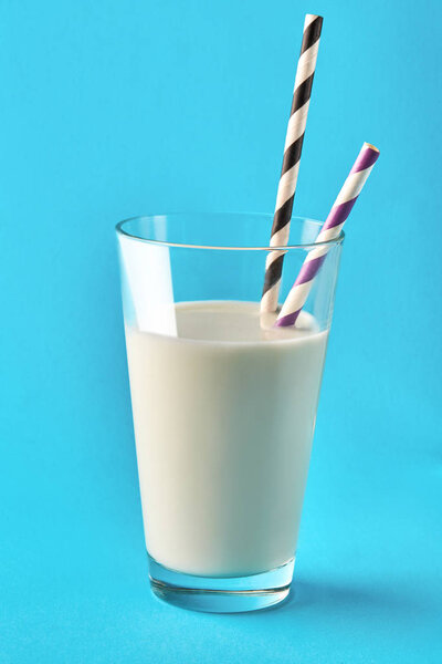 Стакан молока на синем фоне
.