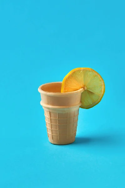 蓝底柠檬片冰淇淋杯 — 图库照片