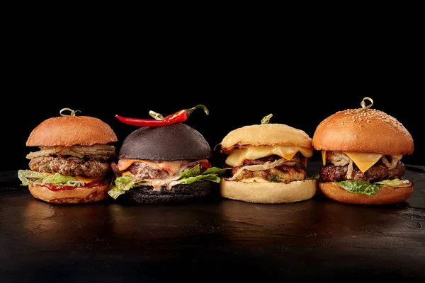 Uppsättning av hamburgare med kött, ost, tomat, majonnäs på träbord, svart bakgrund. Utrymme för text. — Stockfoto