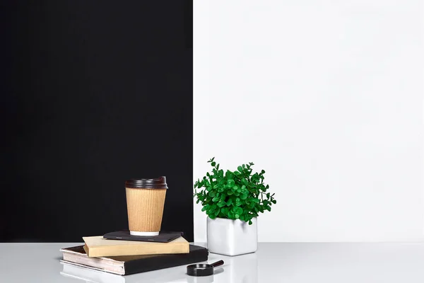 Flores, libro, cuaderno y taza de café, pared en blanco y negro . — Foto de Stock