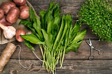 Görünümü bir keten çanta, ıspanak, kuzukulağı, Yeşiller ve sarımsak, gıda arka plan, ham patates top