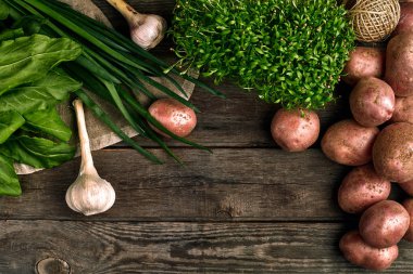 Görünümü bir keten çanta, yeşil soğan, yeşillik ve sarımsak, gıda arka plan, ham patates top