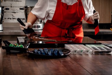 Siyah tasarımcı şeker adım adım hazırlanması. Çikolata sır dekorasyonları şeker için hazırlanması.