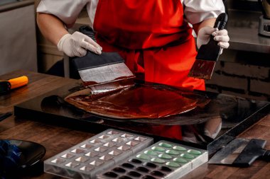 Siyah tasarımcı şeker adım adım hazırlanması. Çikolata sır dekorasyonları şeker için hazırlanması.