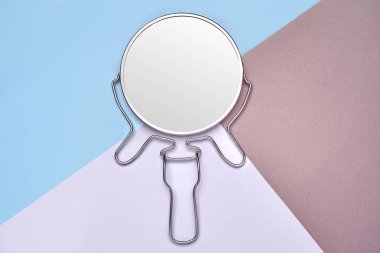 Renkli arka plan üzerinde yuvarlak ayna