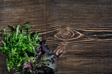 Ahşap masa üzerinde taze yeşil roka