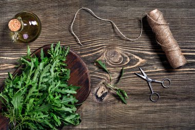 Ahşap masa üzerinde taze yeşil roka