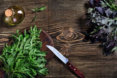 Ahşap masa üzerinde taze yeşil roka