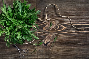 Ahşap masa üzerinde taze yeşil roka