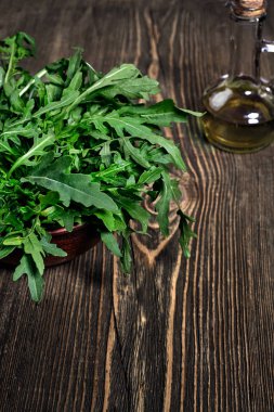 Ahşap masa üzerinde taze yeşil roka