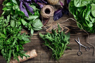 Ahşap masa üzerinde taze yeşil roka