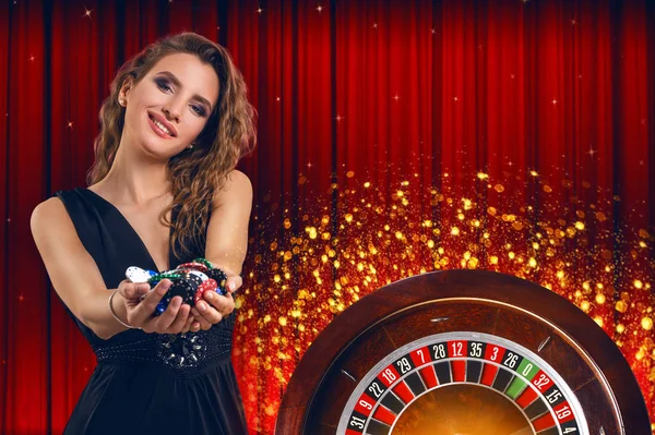 拼贴的赌场图像与轮盘赌和女人手中的筹码 — 图库照片