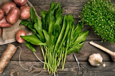 Görünümü bir keten çanta, ıspanak, kuzukulağı, Yeşiller ve sarımsak, gıda arka plan, ham patates top