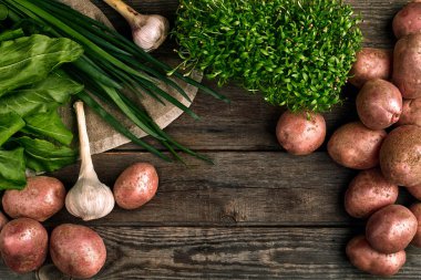 Görünümü bir keten çanta, yeşil soğan, yeşillik ve sarımsak, gıda arka plan, ham patates top
