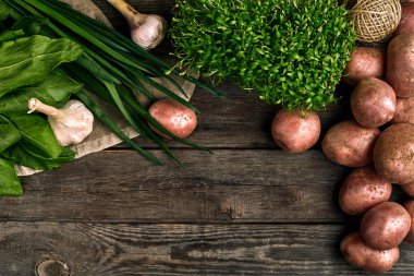 Görünümü bir keten çanta, yeşil soğan, yeşillik ve sarımsak, gıda arka plan, ham patates top