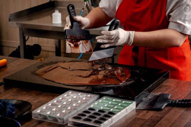 Siyah tasarımcı şeker adım adım hazırlanması. Çikolata sır dekorasyonları şeker için hazırlanması.