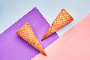 Dondurma waffle hipster renk arka plan üzerinde. Düz lay tarz. En az kavramı