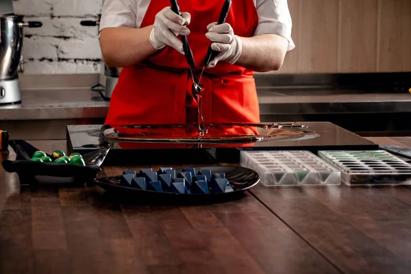 Fekete designer cukorka készítése lépésről-lépésre. Tejes csokoládé cukorka dekoráció elkészítése. — Stock Fotó