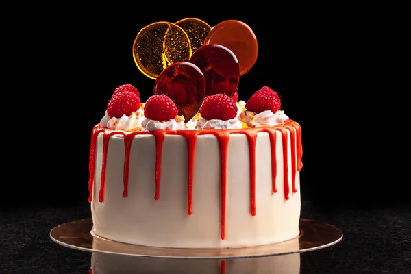 Raspberry cream mousse cake senza torta di formaggio al forno su sfondo nero — Foto Stock