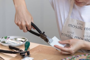 İşyeri mozaik ustası: aracı bir mozaik yapım sürecinde mozaik Ayrıntılar için holding kadın eller