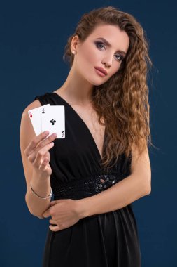 Güzel esmer iki as poker oyunu, kumar ve casino için bir işaret olarak holding