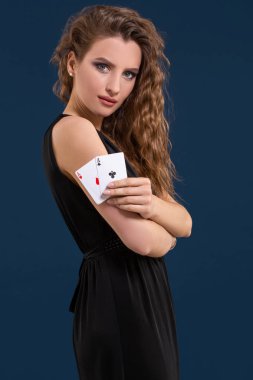 Güzel esmer iki as poker oyunu, kumar ve casino için bir işaret olarak holding