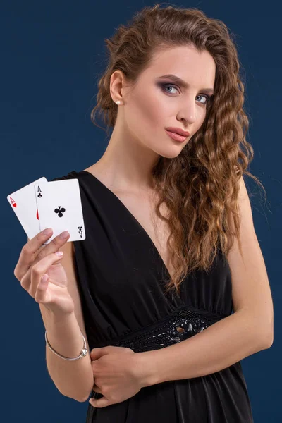Belle brune tenant deux as comme un signe pour le jeu de poker, le jeu et le casino — Photo