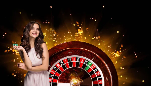 Collage de imágenes de casino con ruleta y mujer con fichas en las manos —  Fotos de Stock