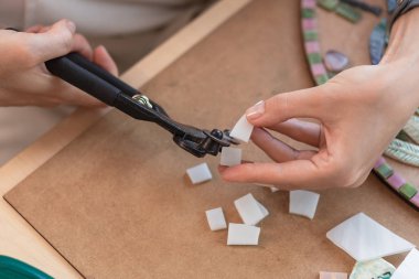 İşyeri mozaik ustası: aracı bir mozaik yapım sürecinde mozaik Ayrıntılar için holding kadın eller