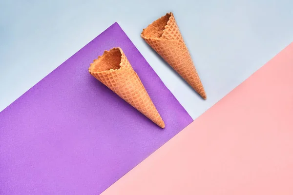 Gofre de helado sobre fondo de colores hipster. Estilo plano laico. Concepto mínimo — Foto de Stock