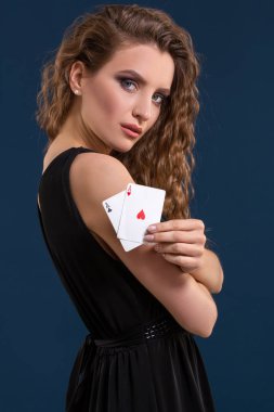 Güzel esmer iki as poker oyunu, kumar ve casino için bir işaret olarak holding