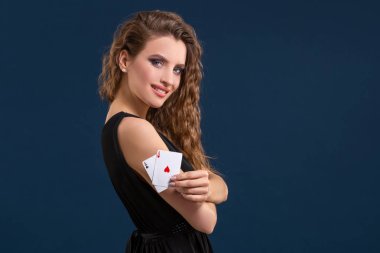 Güzel esmer iki as poker oyunu, kumar ve casino için bir işaret olarak holding