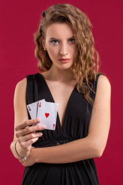 İskambil kırmızı zemin üzerine olan güzel kadın