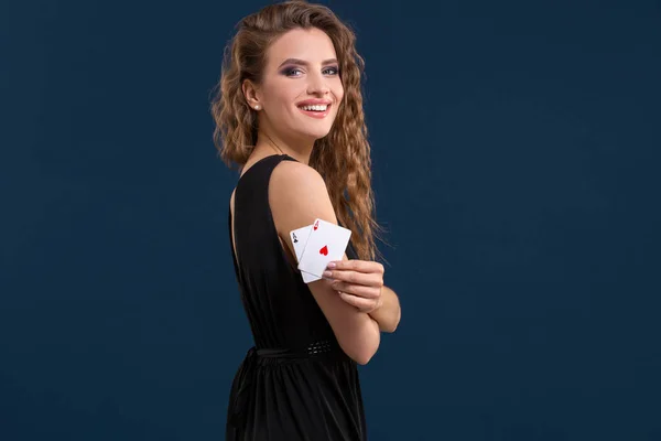 Krásná bruneta drží dvě esa jako znamení pro hru poker, hazardní hry a kasino — Stock fotografie