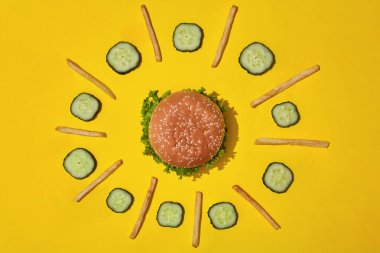 Tasarım konsepti mockup hamburger ve patates kızartması sarı arka plan ayarla.