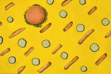 Tasarım konsepti mockup hamburger ve patates kızartması sarı arka plan ayarla.