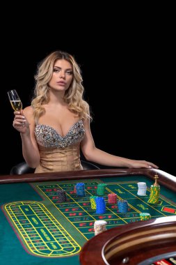 Güzel seksi parlak elbise giyen genç sarışın kadın Casino Rulet oynuyor