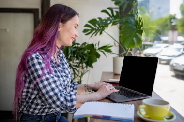 Kadın defter ile kopya alanı metin veya reklam içeriği, tahta masada oturan için boş ekran ile yazarak