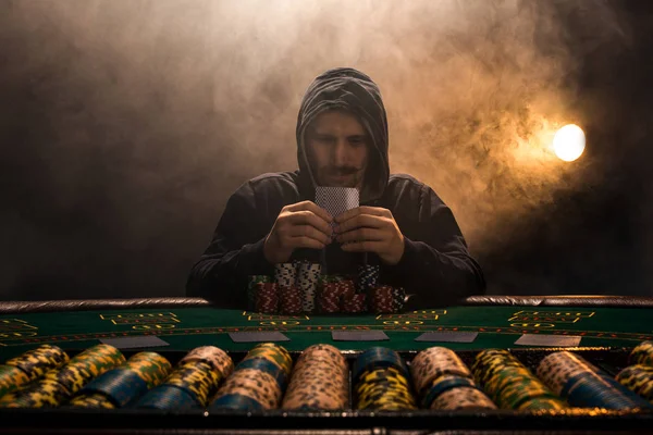 Retrato de un jugador de póquer profesional sentado en la mesa de poker —  Fotos de Stock